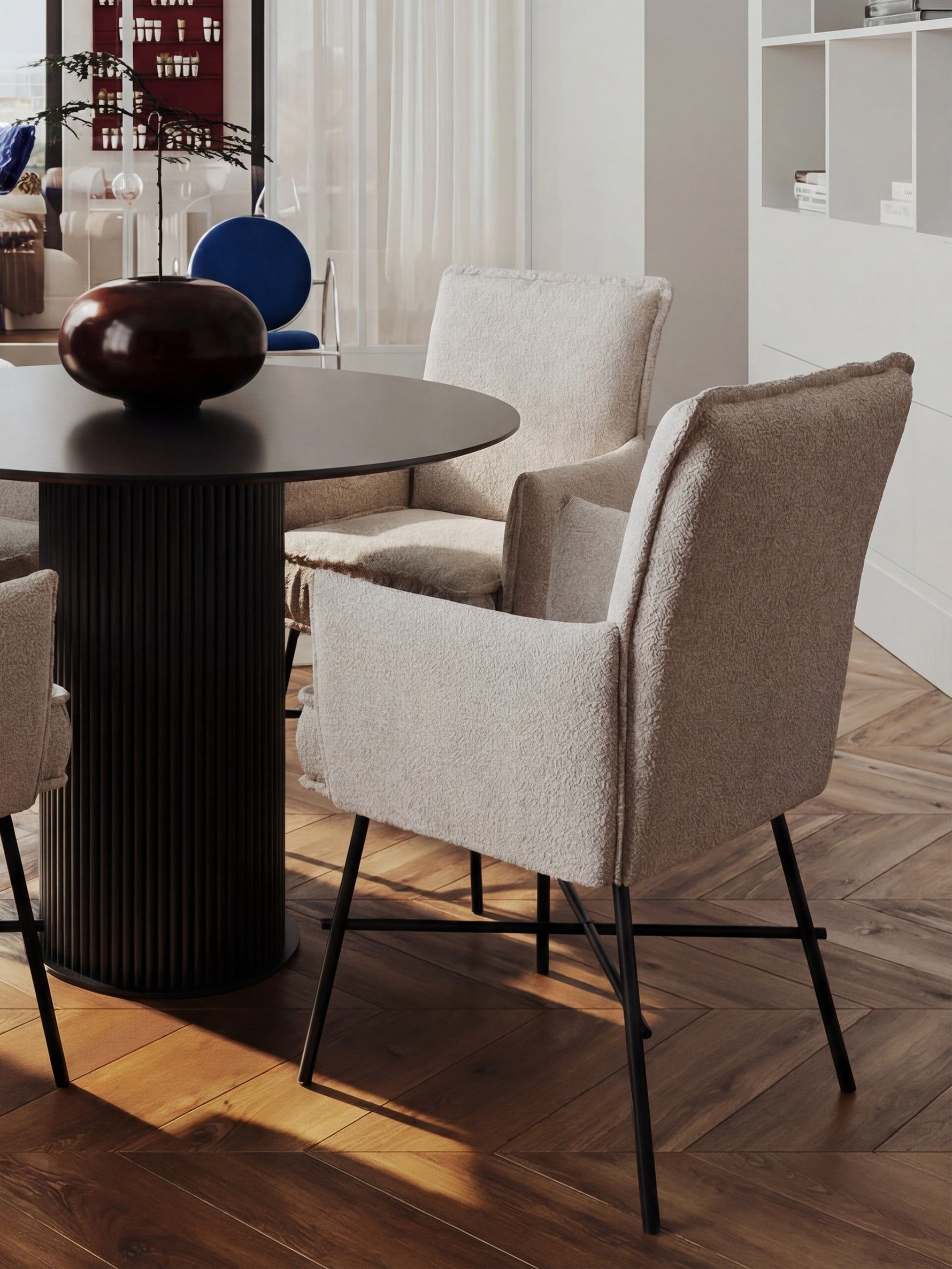 Designerstuhl JÜRGEN – Polsterstuhl mit Armlehnen & Stoffbezug