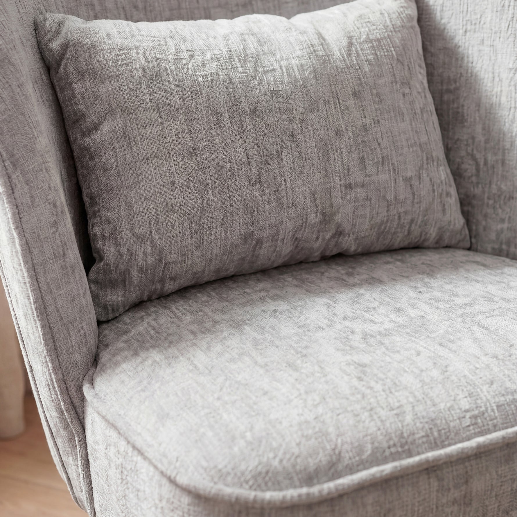 Wohnzimmersessel YOYO- Cocktailsessel mit Holzbeinen