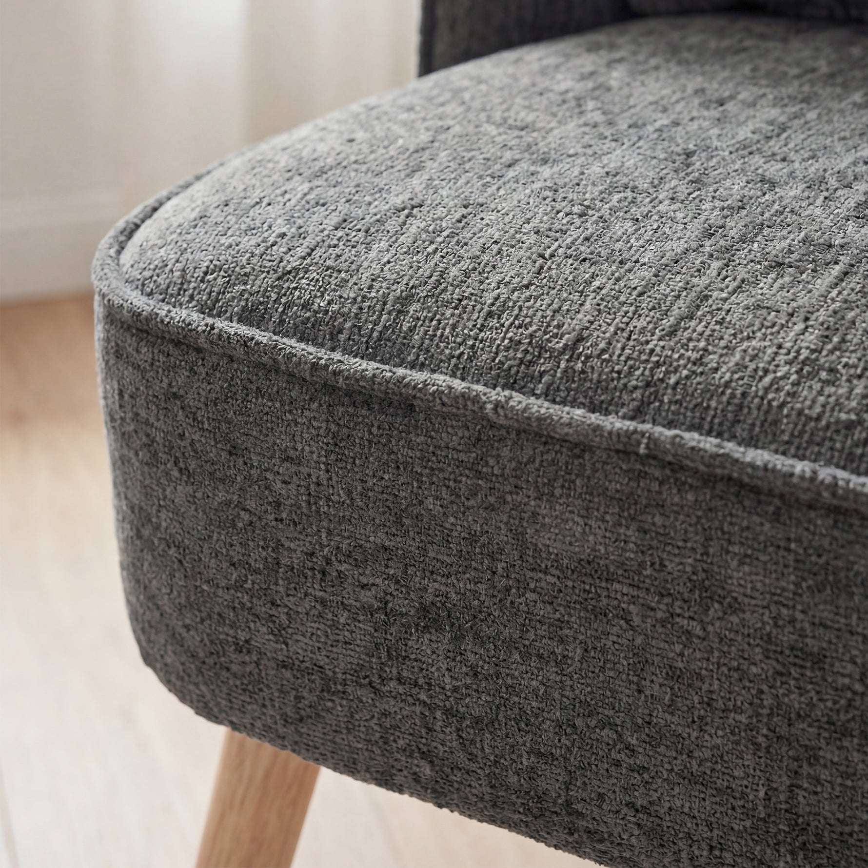 Wohnzimmersessel YOYO- Cocktailsessel mit Holzbeinen