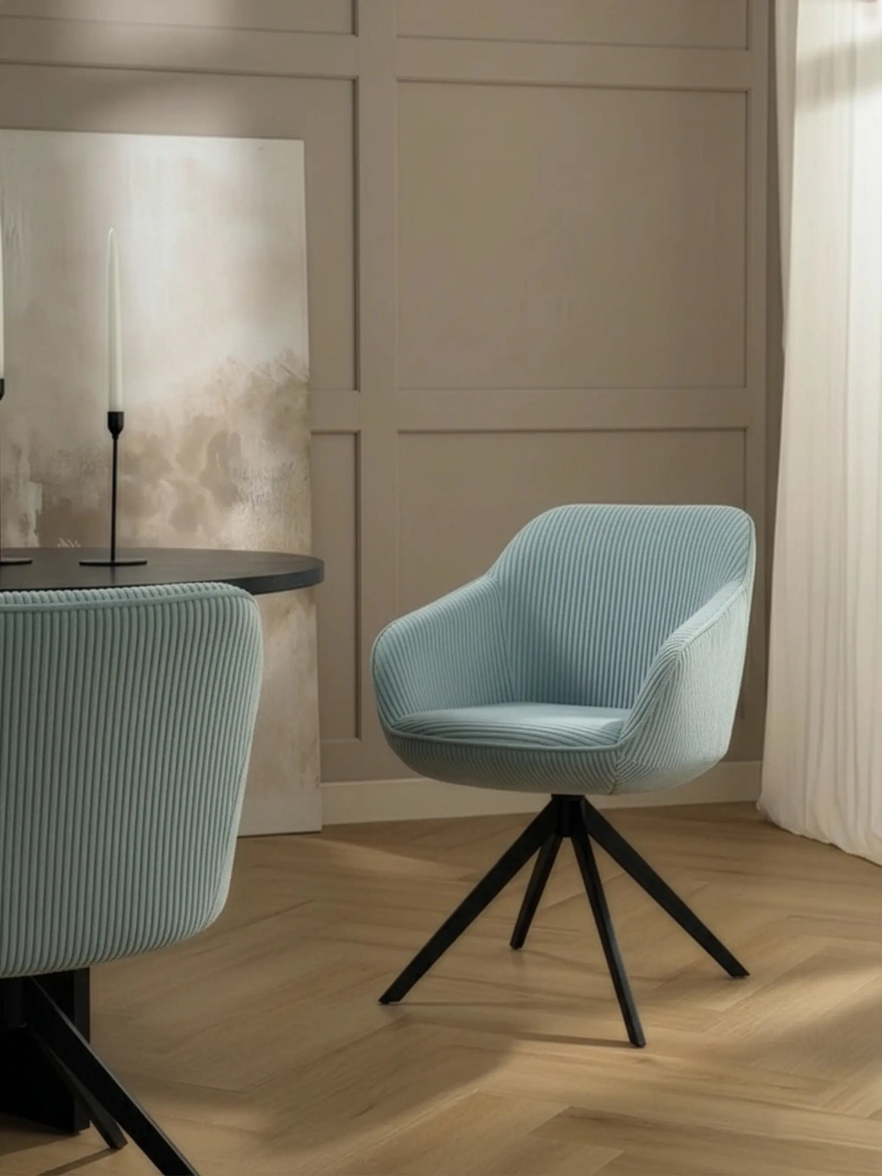 Esszimmerstuhl ARVIT – Drehbarer Stuhl mit Armlehnen & Cord oder Wildlederoptik | B&D home